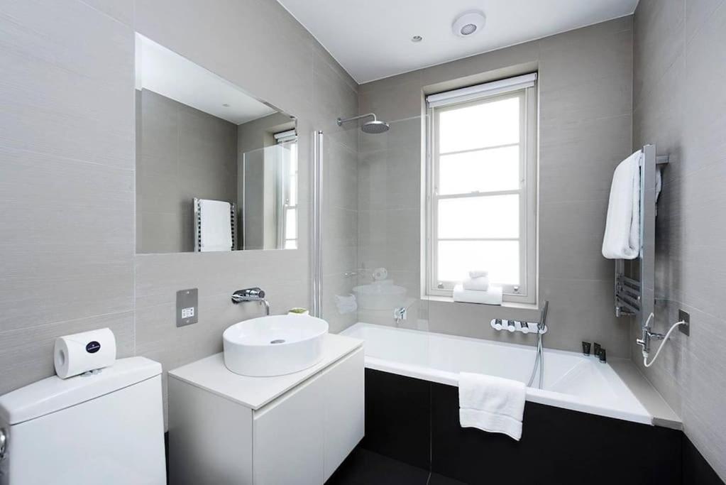 Recently Redecorated Bright 1br Near Shepherds Bush With Parking Soa Appartement